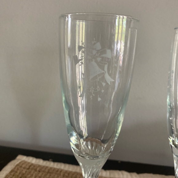 SET OF 2 GERMAN VINTAGE CHRISTMAS BELL ETCHED CRYSTAL CHAMPAGNE GLASSES - Picture 2 of 11